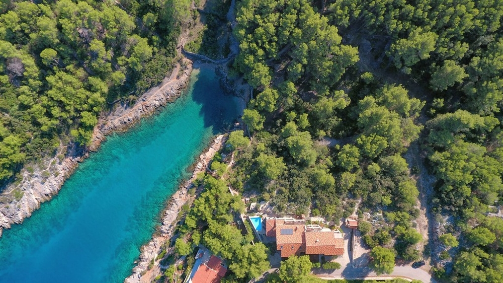 Veduta aerea della baia con la casa nella pineta