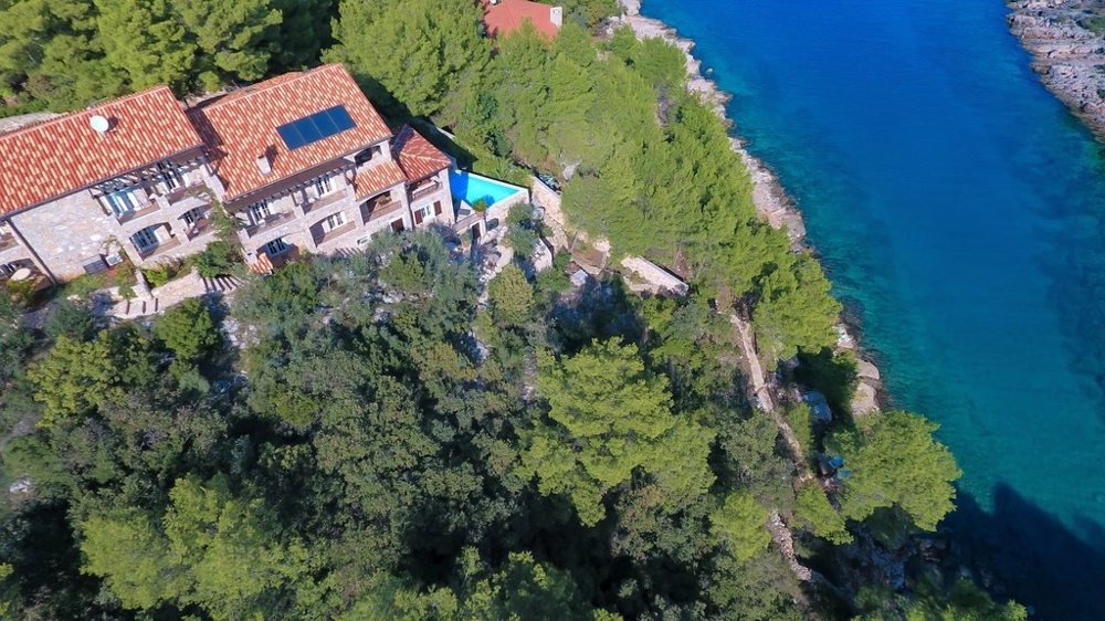 Casa con piscina nella pineta vista dall'alto