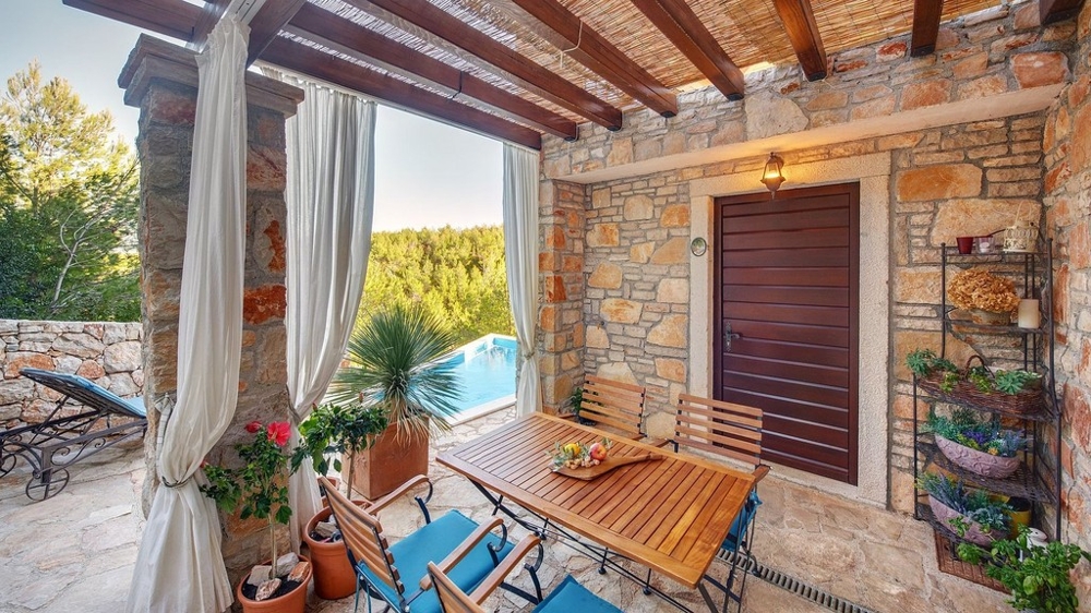 Terrazza coperta con tavolo da pranzo