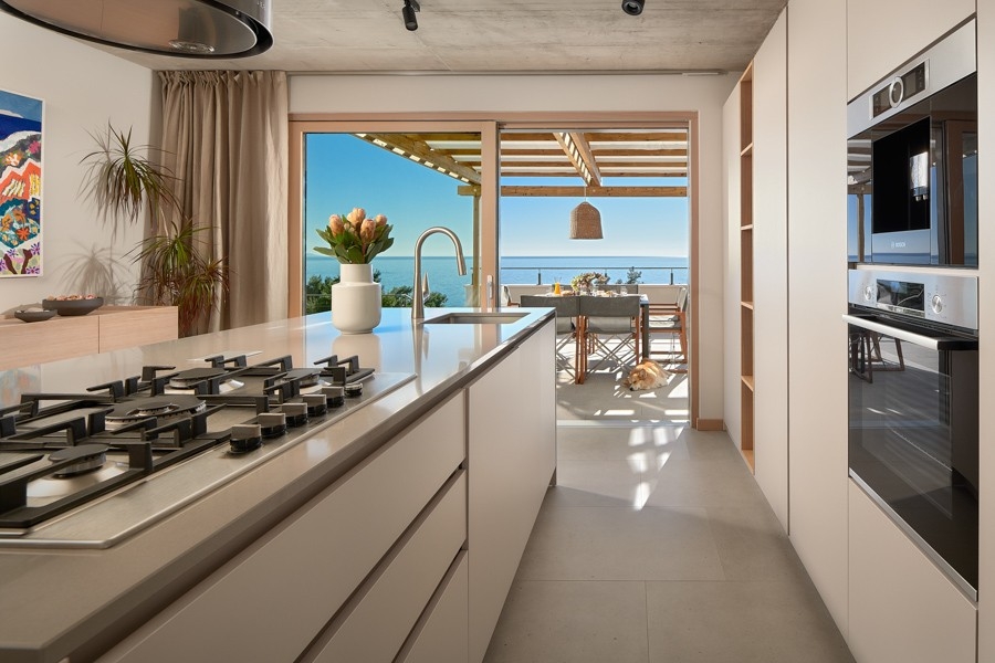 Cucina moderna con piano cottura a gas