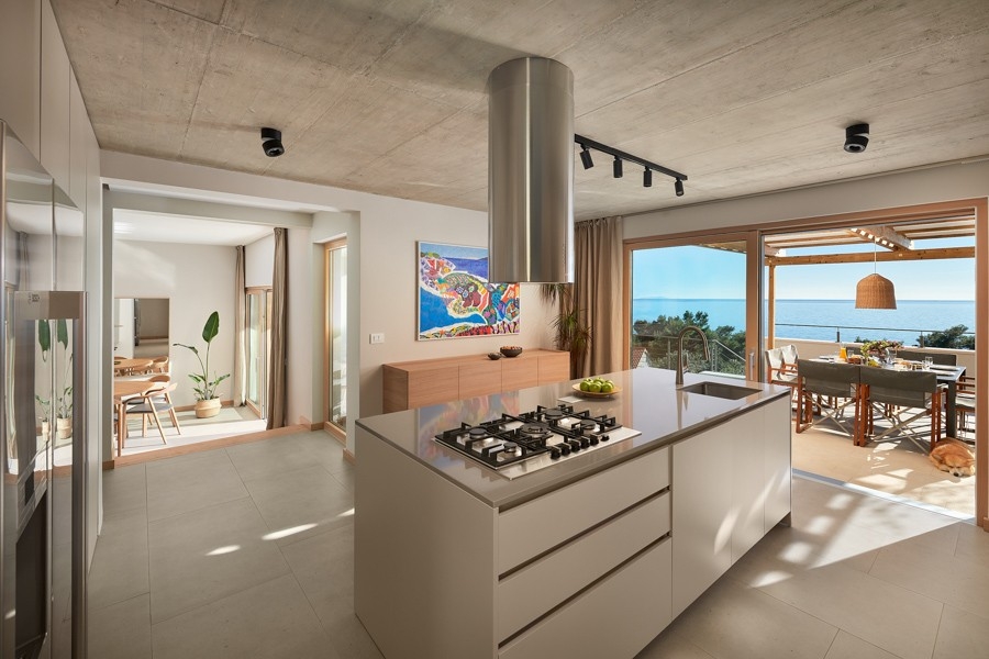 Cucina aperta con vista sulla zona pranzo