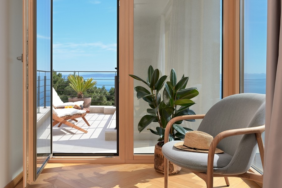 Poltrona alla finestra con vista sulla terrazza