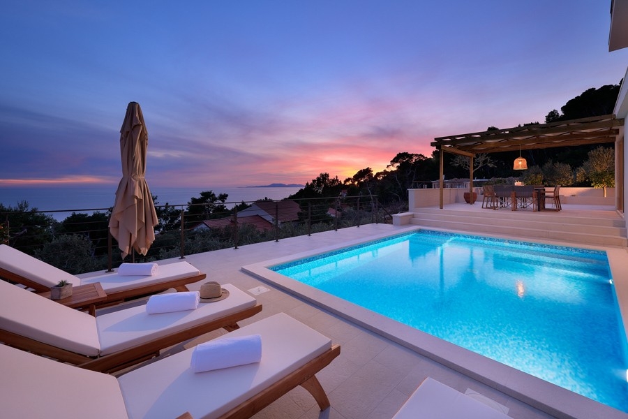 Piscina al tramonto