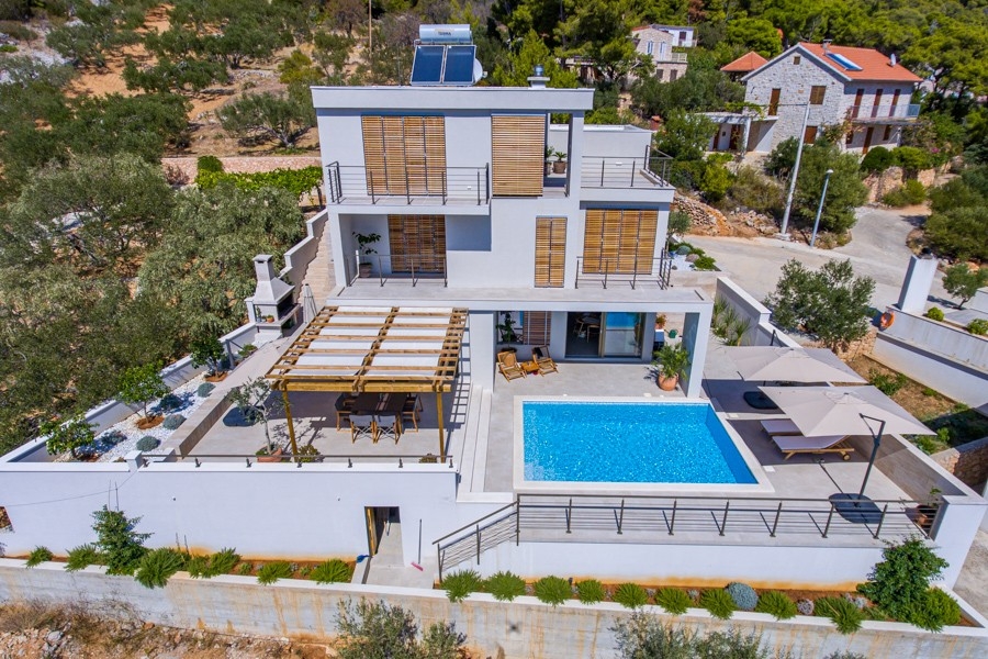 Villa moderna con terrazza della piscina sul pendio