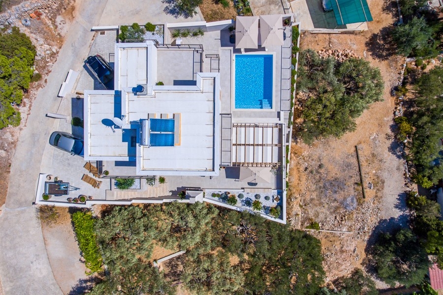 Veduta aerea della villa con piscina