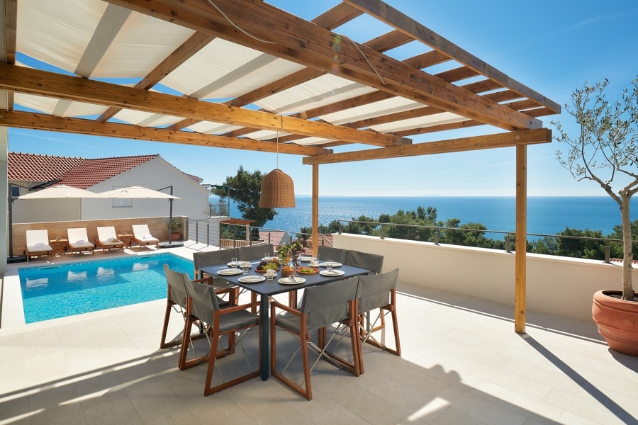 Zona pranzo sotto la pergola con vista mare