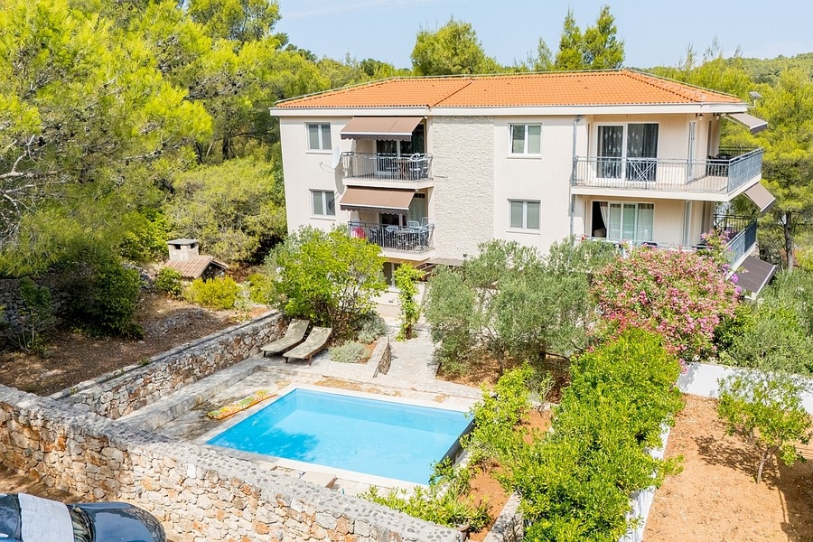 Villa con piscina e sei appartamenti sull'isola di Hvar