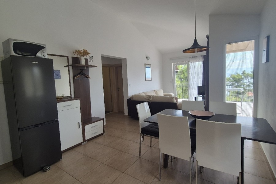 Sala da pranzo con cucina e frigorifero