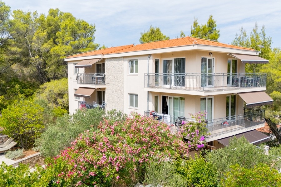 Esterno della villa con balconi e giardino
