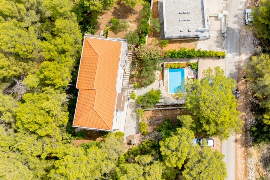 Veduta aerea della villa con piscina nella pineta