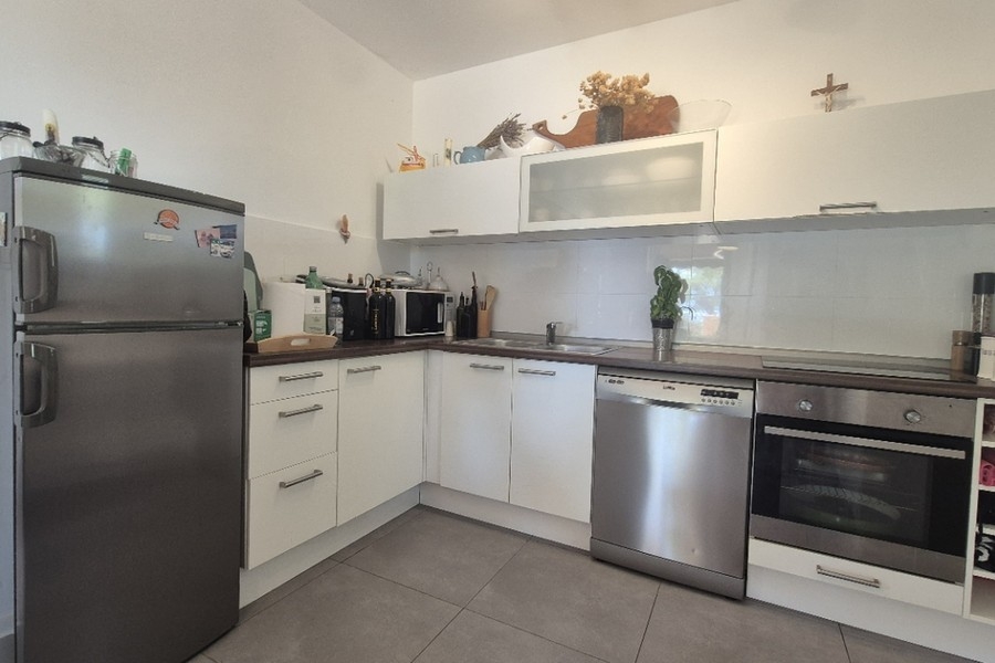 Cucina con elettrodomestici in acciaio inox