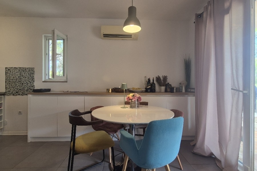 Tavolo da pranzo davanti al blocco cucina