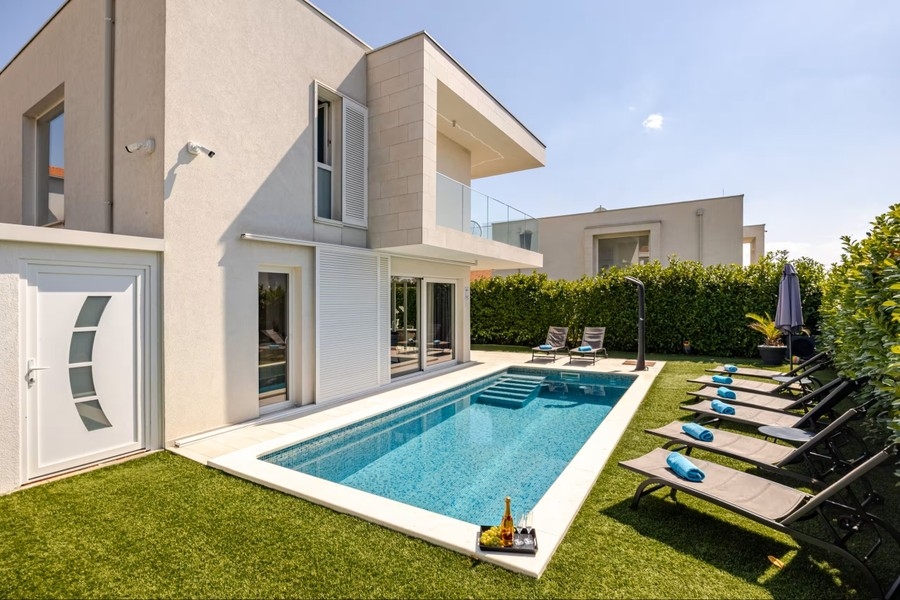 Villa moderna con piscina riscaldata a Kastel Gomilica