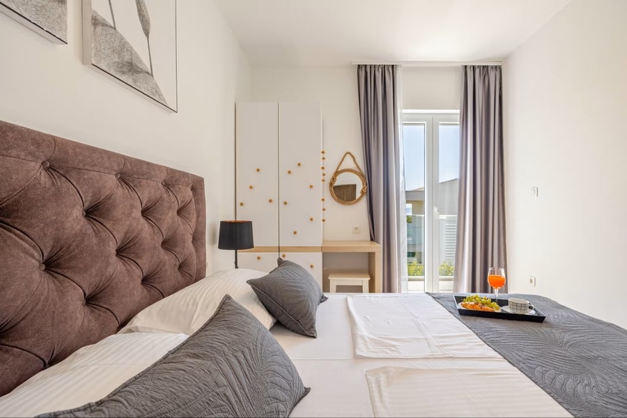 Camera da letto con testiera imbottita
