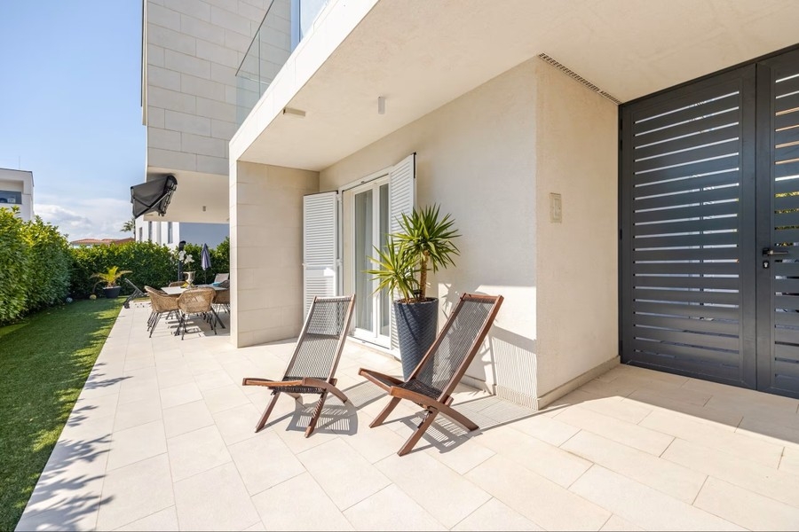 Terrazza all'ingresso con sdraio