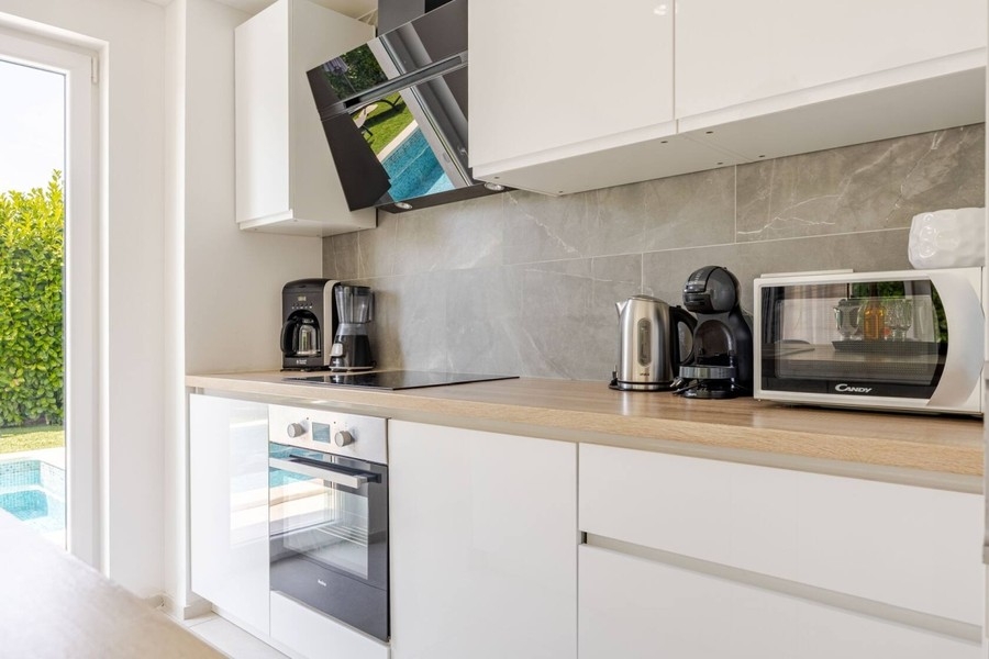 Cucina moderna con elettrodomestici da incasso