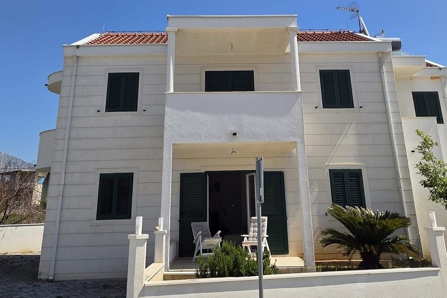 Casa con quattro appartamenti sulla spiaggia, isola di Hvar
