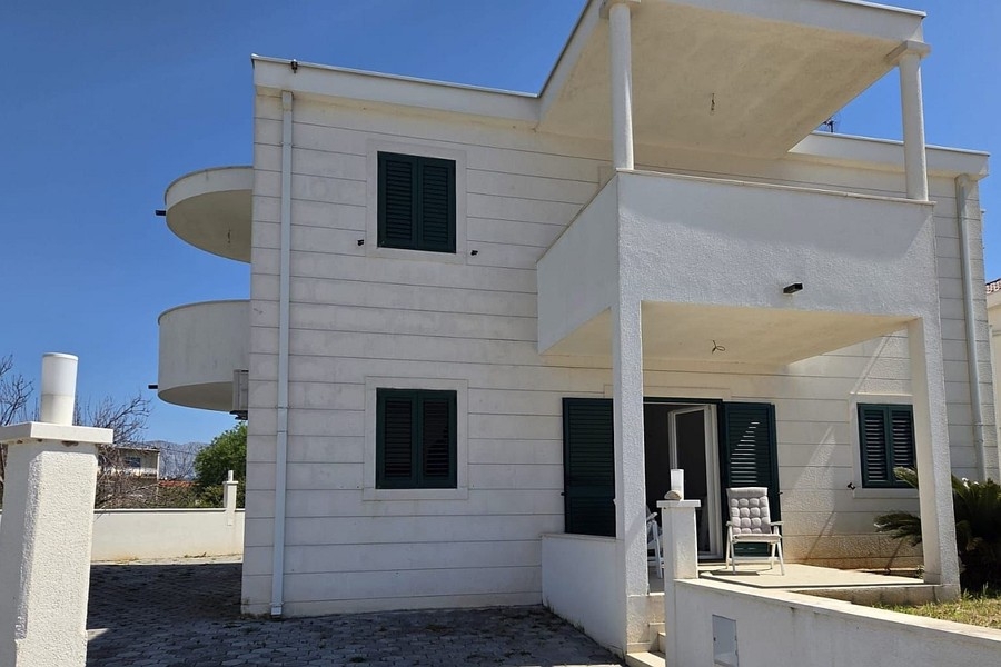 Esterno della casa con balconi