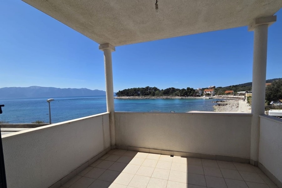 Terrazza coperta con vista su spiaggia e mare