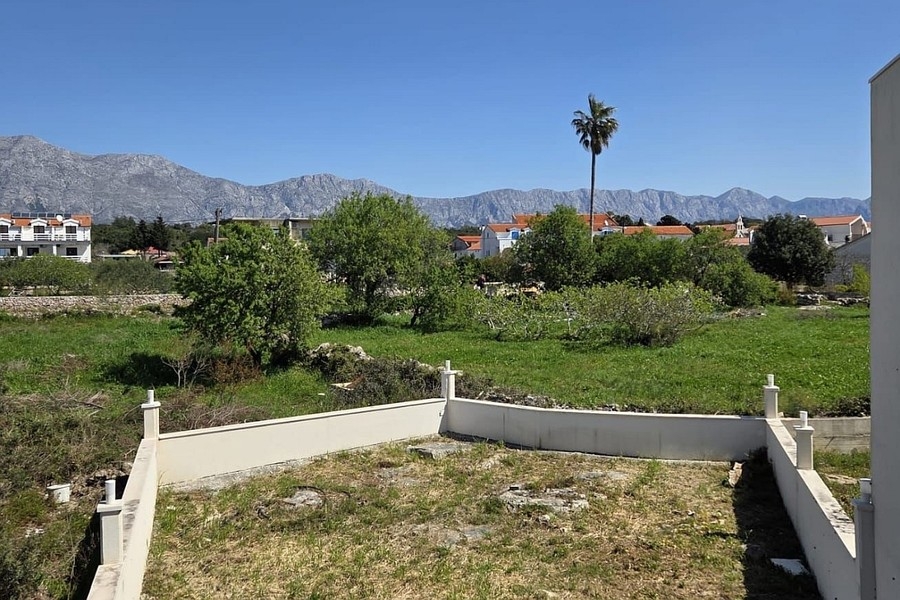 Giardino dietro la casa con vista sui monti