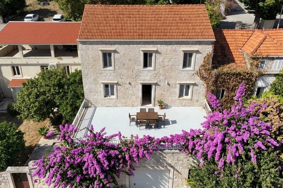 Casa in pietra ristrutturata con casa degli ospiti nell'entroterra dell'isola di Korcula