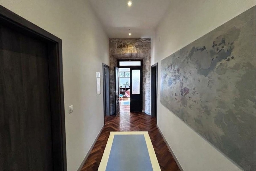 Corridoio con parquet