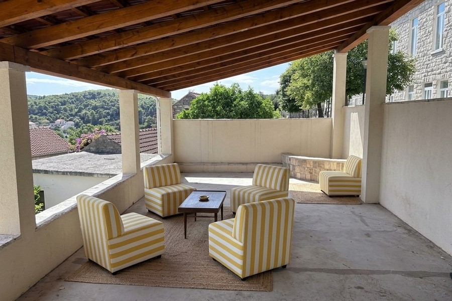 Loggia con salottino e vista sul verde