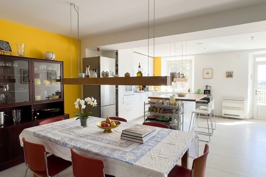 Cucina con tavolo da pranzo e zona giorno aperta