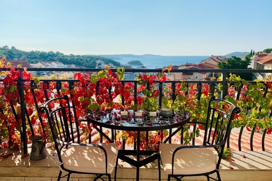 Casa con piscina e vista mare a Hvar città, balcone con fiori