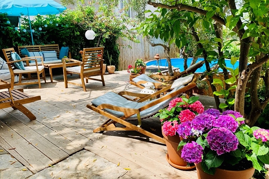 Terrazza in giardino con sdraio
