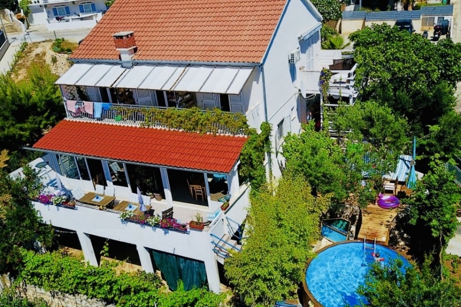 Casa con terrazze e piscina vista dall'alto
