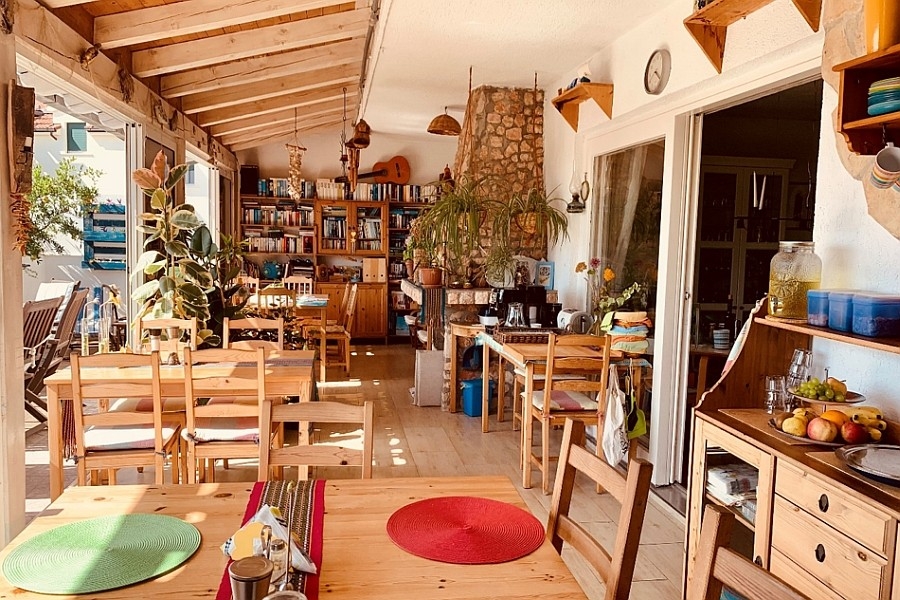Zona pranzo con tavoli in legno