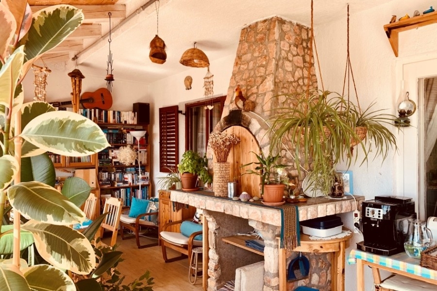 Cucina con zona pranzo in stile boho