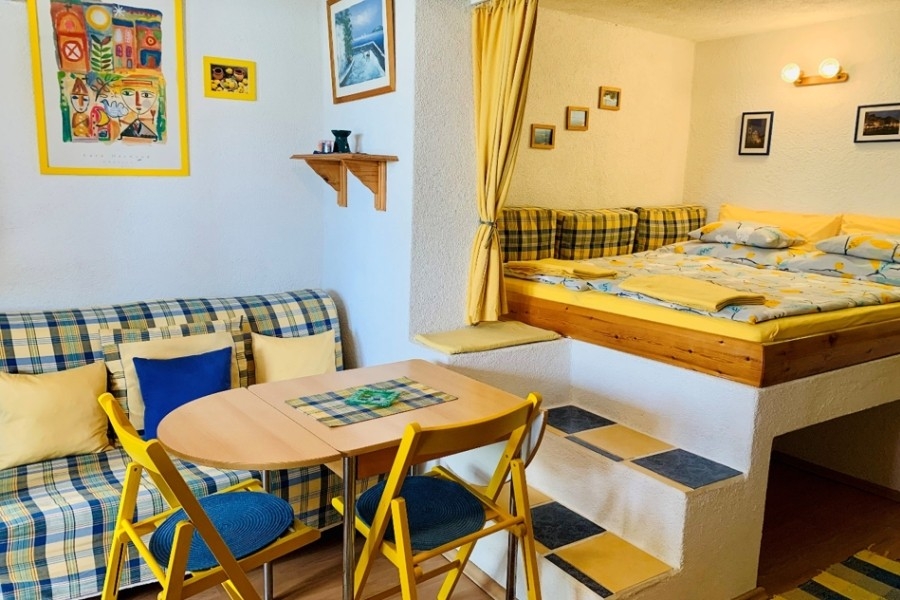 Monolocale con letto e tavolo da pranzo