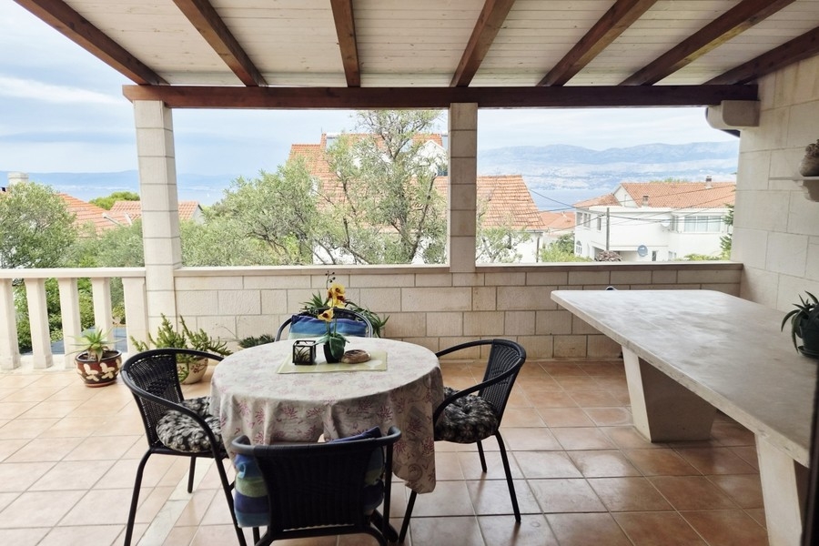 Casa in pietra con vista mare a Supetar, terrazza con zona salotto