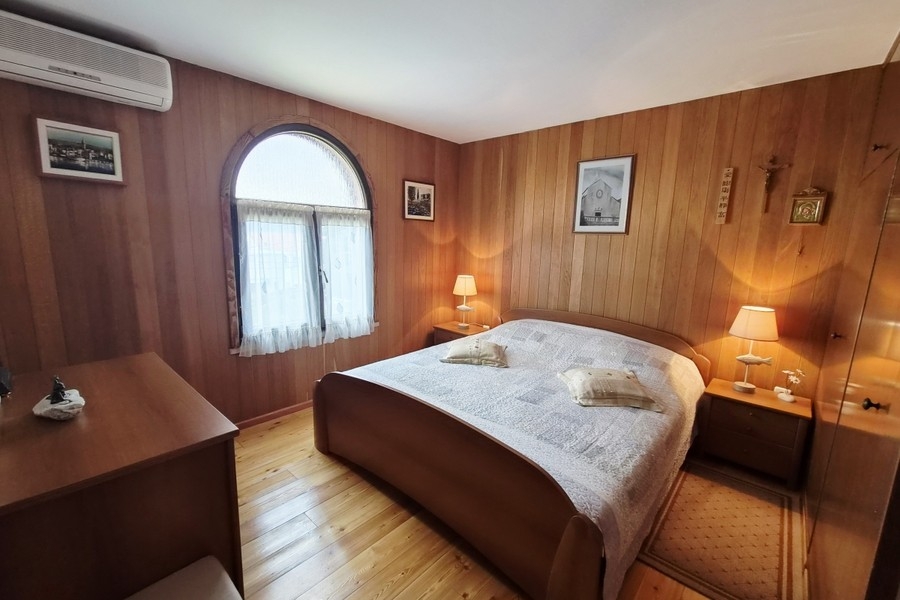 Camera da letto con rivestimento in legno