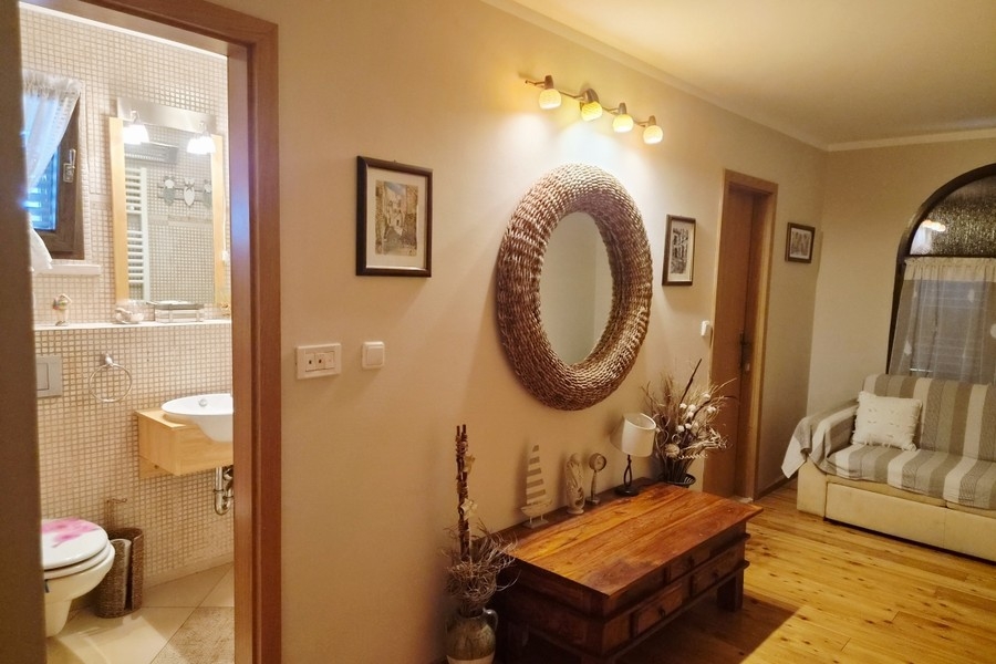 Zona giorno con specchio e vista sul bagno