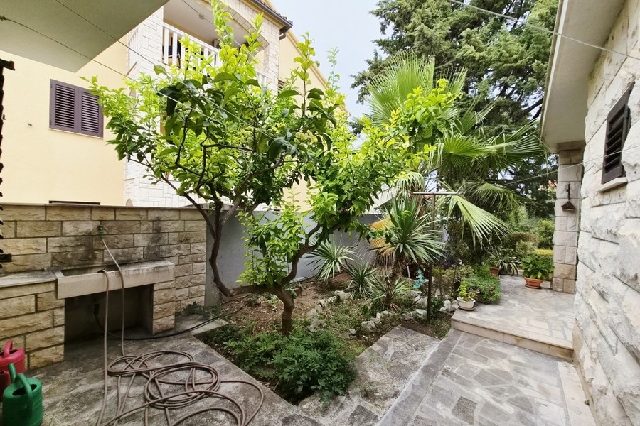 Cortile interno con piante e griglia
