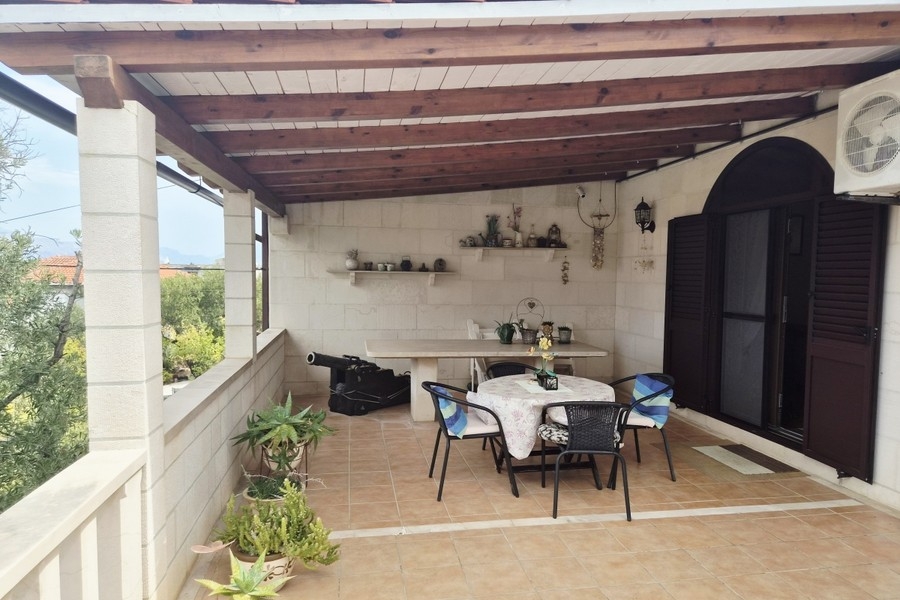 Terrazza coperta con tavolo da pranzo