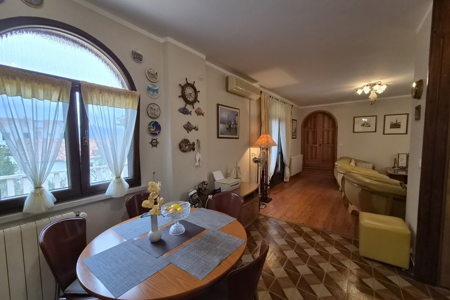 Tavolo da pranzo presso la finestra ad arco