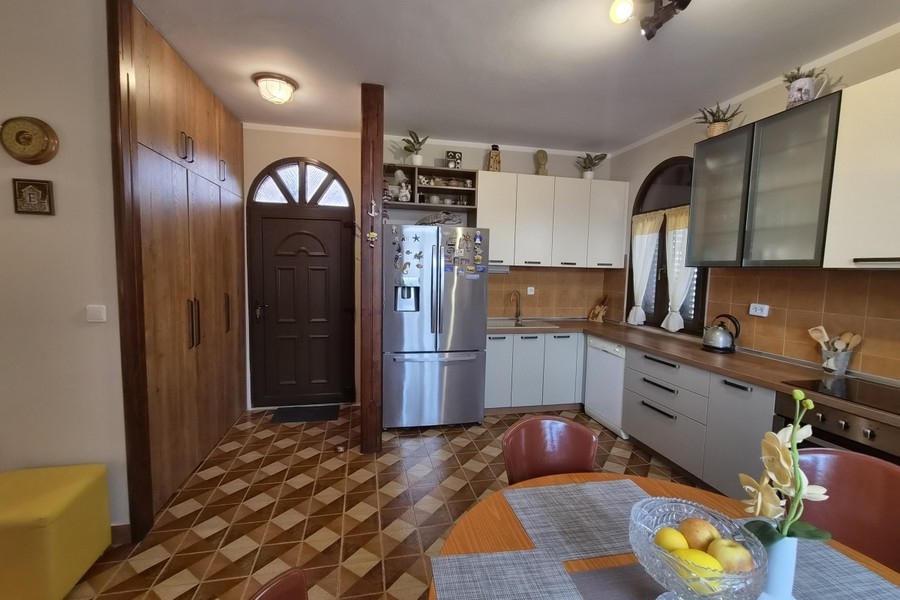 Cucina con tavolo da pranzo