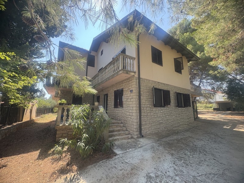 Casa con giardino e vista mare a Ugljan, isola di Ugljan