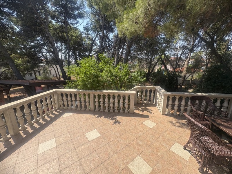 Grande terrazza con vista sul giardino