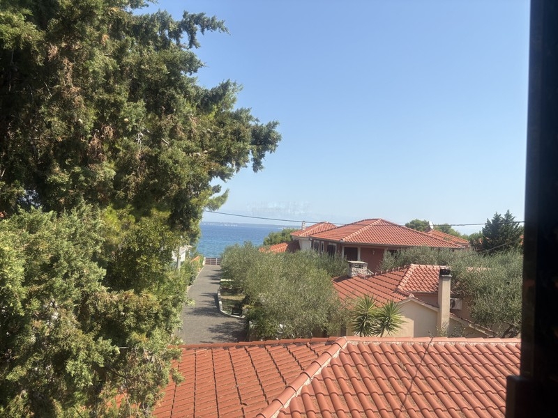 Vista dal balcone sui tetti fino al mare