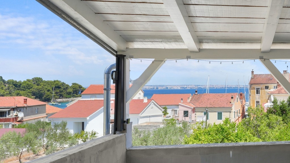 Casa con tre appartamenti e vista mare a Preko, isola di Ugljan