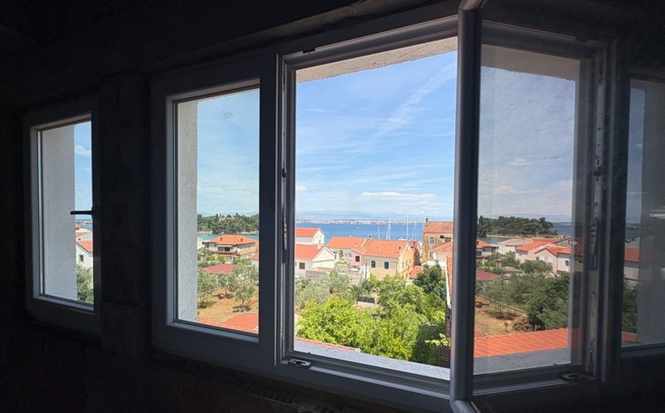 Vista dalla finestra sul mare e sul porto