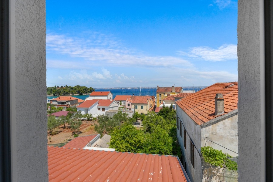 Vista sui tetti di Preko fino al mare