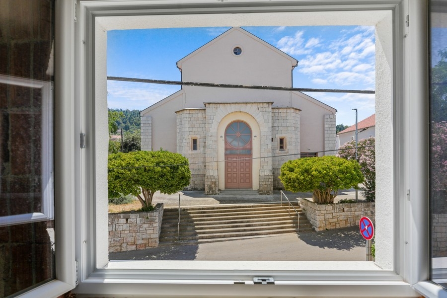 Vista dalla finestra sulla chiesa