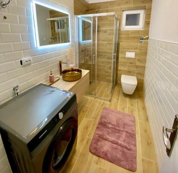 Bagno con doccia e lavatrice