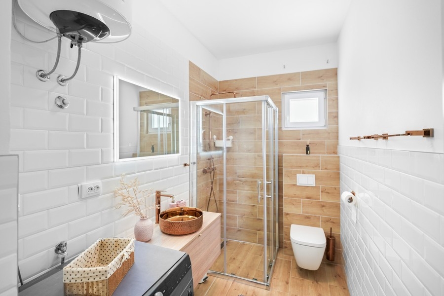 Bagno con doccia e lavabo